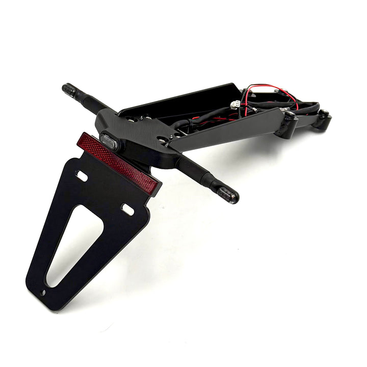 Kurzer Aluminium Kennzeichenhalter mit Mini Blinker und LED Rücklicht Surron Ultra Bee