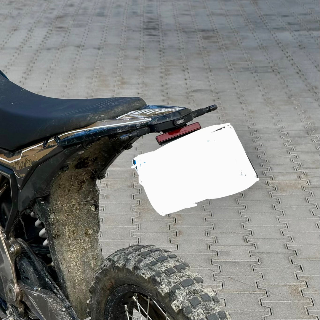 Kurzer Aluminium Kennzeichenhalter mit Mini Blinker und LED Rücklicht Surron Ultra Bee