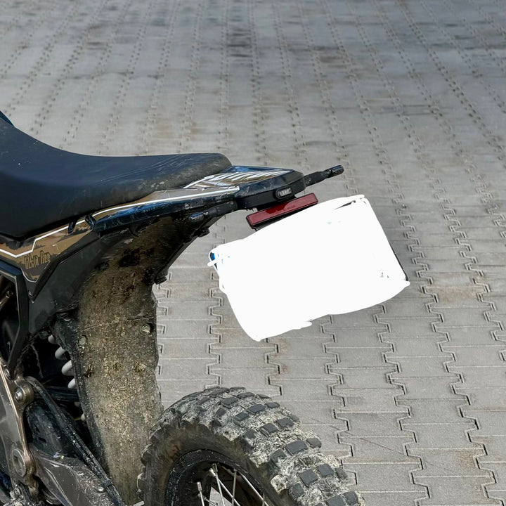 Kurzer Aluminium Kennzeichenhalter mit Mini Blinker und LED Rücklicht Surron Ultra Bee