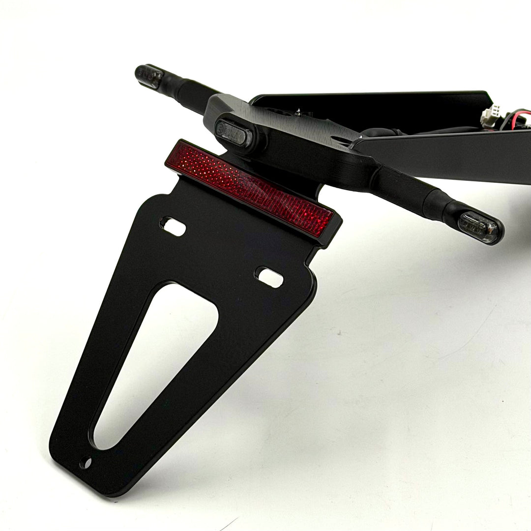 Kurzer Aluminium Kennzeichenhalter mit Mini Blinker und LED Rücklicht Surron Ultra Bee