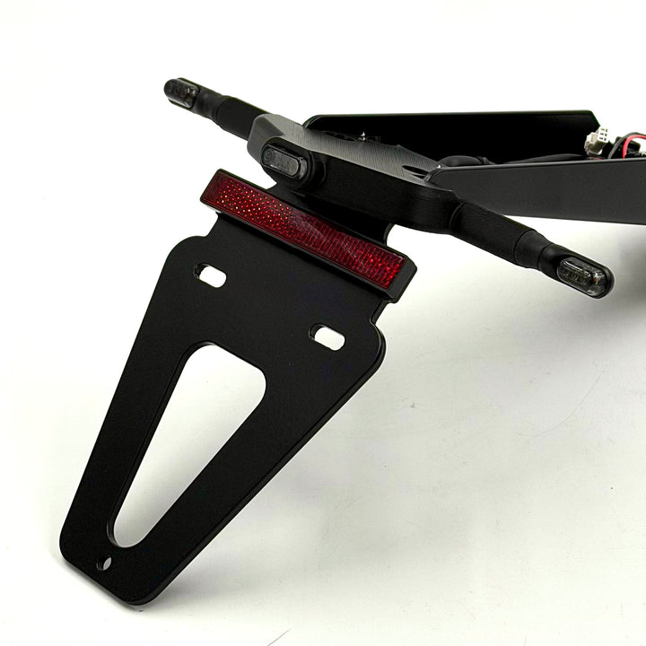 Kurzer Aluminium Kennzeichenhalter mit Mini Blinker und LED Rücklicht Surron Ultra Bee