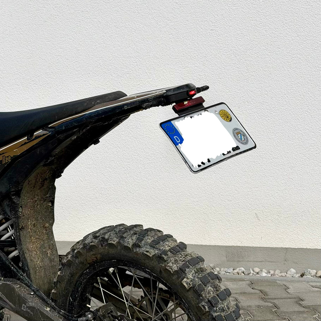 Kurzer Aluminium Kennzeichenhalter mit Mini Blinker und LED Rücklicht Surron Ultra Bee
