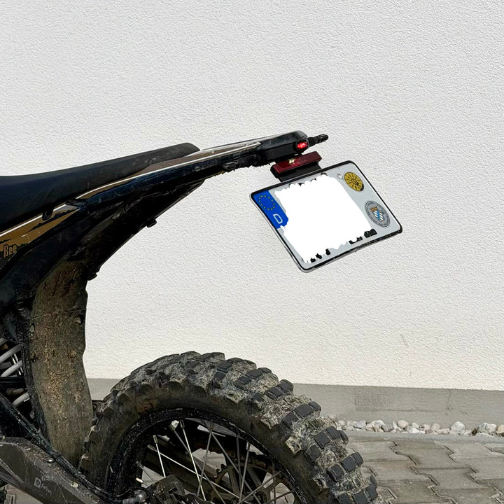 Kurzer Aluminium Kennzeichenhalter mit Mini Blinker und LED Rücklicht Surron Ultra Bee