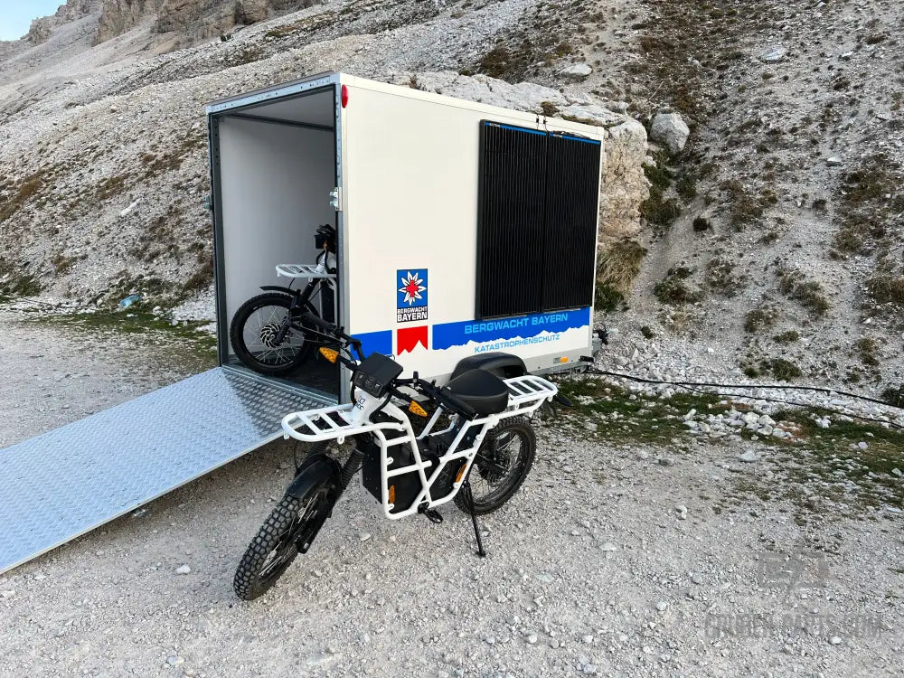 Kofferanhänger Mit Powerstation Und Solarmodule